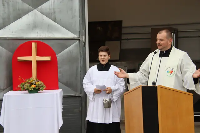 Pfarrer Kurt Aufner segnete die Anlage und das Kreuz, das von Helmut Recker hergestellt worden war. | Foto: Martin Wurglits