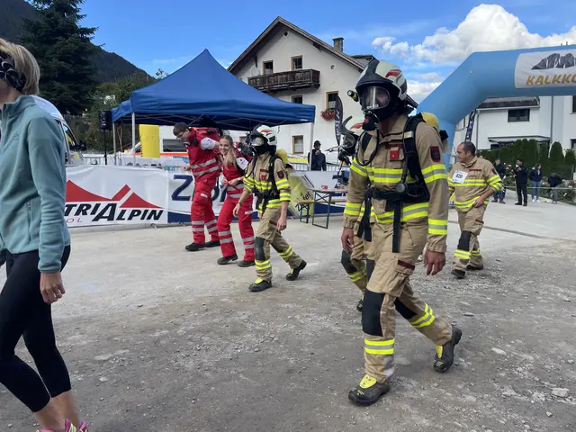 Sogar die Feuerwehr nahm mit Atemschutz am Benefizlauf zugunsten des Sozialsprengels und des Vinzenzvereins teil.   | Foto: Mair