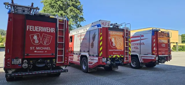 30 Feuerwehrleute von drei Fahrzeugen (Symbolbild) retteten ein Pensionistenpaar. | Foto: BFV Leoben