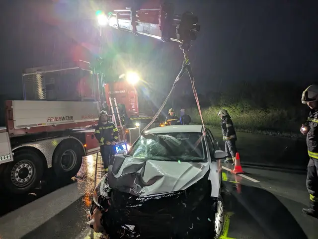 Die Stadtfeuerwehr Oberwart barg das Unfallauto. | Foto: Stadtfeuerwehr Oberwart