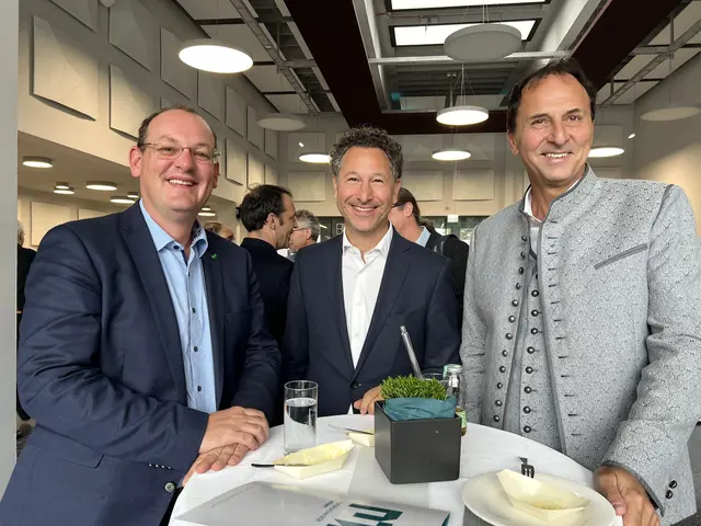 Markus Leitner, Geschäftsführer Tourismusverband  Erzberg-Leoben, Alexander Pansi, Just-Verlag und Rudolf Tischhart, Vorsitzender Tourismusverband Erzberg-Leoben, sind der Einladung von Montanuniversität Leoben mit großer Freude gefolgt.  | Foto: Elisabeth Egle