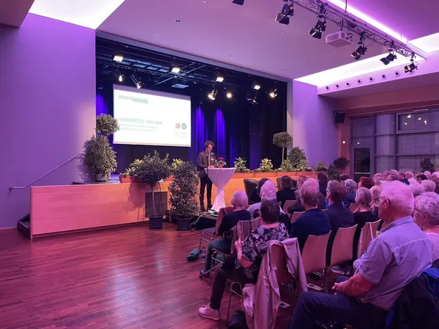 Eröffnungsabend - am Pult Stefan Schlögl, Leitung Zeitgeschichte-Tage | Foto: Josef Goldhofer