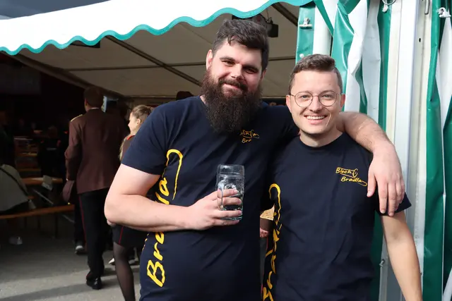 Michael und Christoph sind Bandkollegen und feiern gerne zusammen. | Foto: Markus Bäumler und Udo Klaus/zema-medien.de