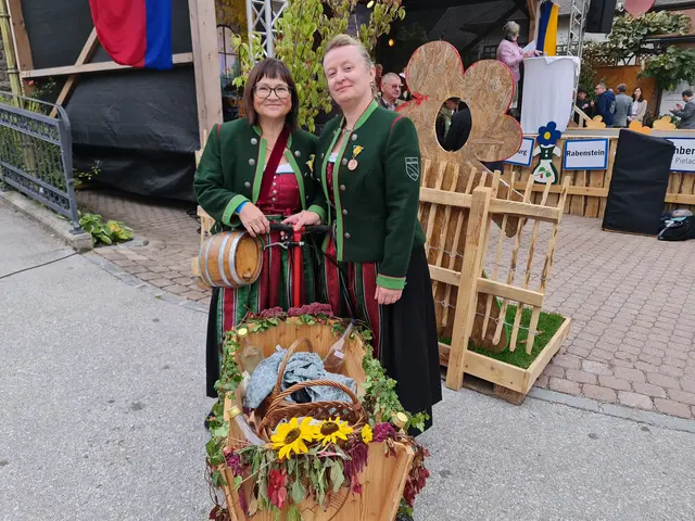 Martina Grassmann und Martina Pfeiffer waren mit ihrem mobilen Wagen voller Schnapserl am Dirndlkirtag unterwegs.
 | Foto: Cornelia Strobl