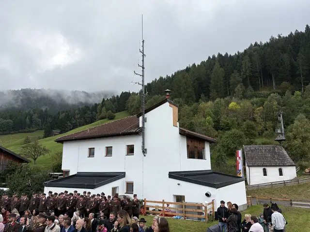 Die Feuerwehrhalle am Zammerberg wurde um den rechten Gebäudeteil erweitert.  | Foto: Elisabeth Zangerl
