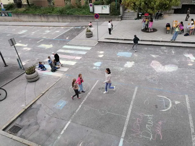 Kinder gestalteten die Straße in eine farbenfrohe „Blühende Straße“  | Foto: Foto: Privat