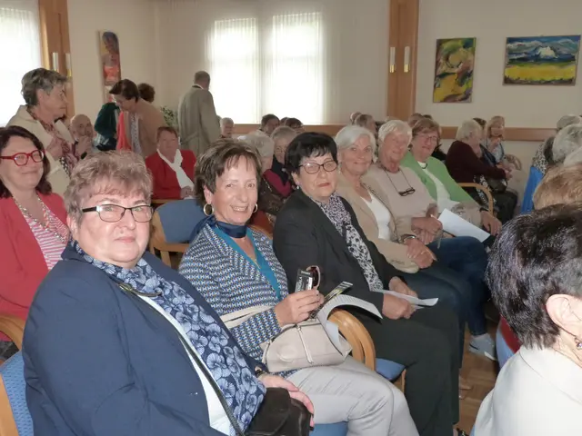 Die Damen sicherten sich die besten Plätze, um die Operettengala zu genießen.  | Foto: Vanessa Wittmann