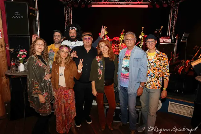 Katharina Gabler, Oliver Vendl, Kerstin Tauer, Matthias Hubert, Alfred Schausberger, Maria Gabler, Josef Hubert und Christian Schweikhardt ließen das Lebensgefühl mit der fantastischen Musik von Woodstock auf der Wolfgang Ambros Bühne wieder aufleben.