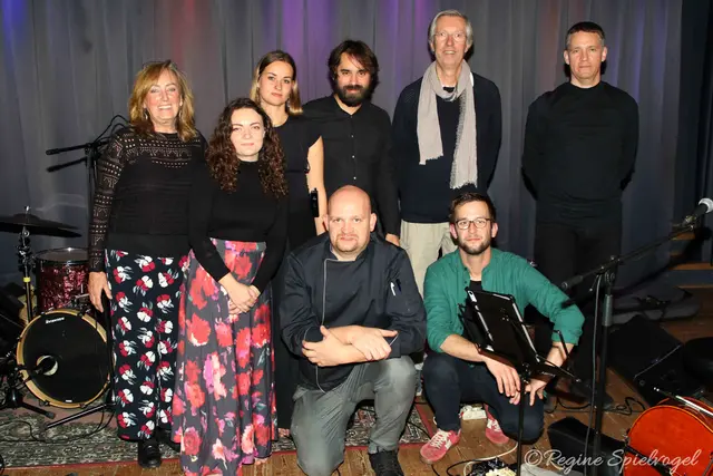 Marina Scheutz-Tatic vom Kulturverein Vereinsmeierei, MartinaKertészová, Martina Janegová, Roman Stražanec, von der Musikfabrik Niederösterreich Mag. Gottfried Zawichowsky, Matej Borovský, Lukáš Bujdák mit Küchenchef und Obmann der Bühnenwirte Roland Mayer.