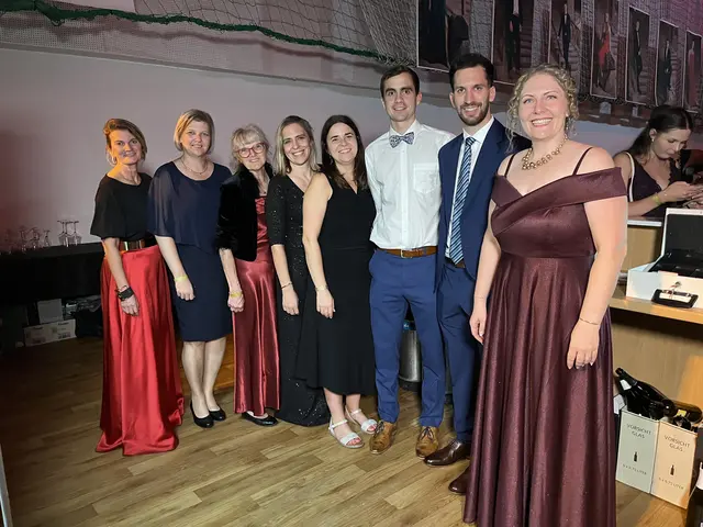 Das engagierte LehrerInnen-Team schenkte an der Bar des Help-Vereins aus - der Erlös dient der finanziellen Unterstützung von SchülerInnen | Foto: Gesa Buzanich
