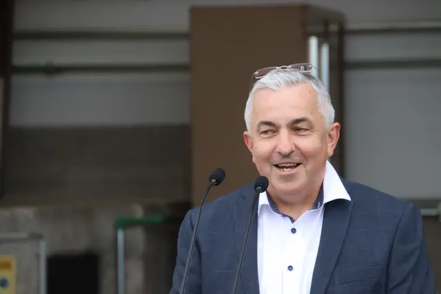 Anton Renner von der Herstellerfirma Fröling erklärte die Eigenschaften des neuen Heizkessels. | Foto: Martin Wurglits