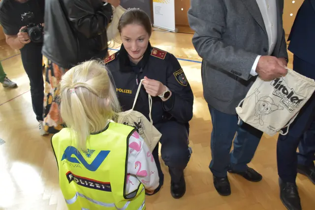 Mit reflektierenden Westen und leuchtenden Anhängern sorgt der Verein Sicheres Tirol dafür, dass Tirols jüngste Verkehrsteilnehmer auch in der dunklen Jahreszeit gut gesehen werden. | Foto: MeinBezirk/René Rebeiz