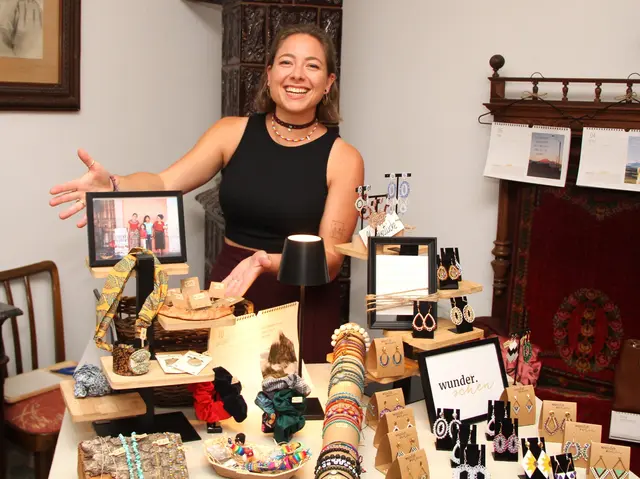 Ines Steiner verkaufte Schmuck aus Südamerika sowie einen Fotokalender ihrer Reise - der gesamte Erlös geht an das "Gabriela Center" nach Südafrika. | Foto: Peter Seper