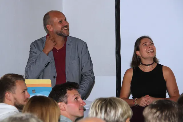 Beim Vortrag von Ines Steiner war die Reichermühle bis auf den letzten Platz gefüllt. Vizebürgermeister Daniel Karacsonyi eröffnete mit der Künstlerin die Vernissage. | Foto: Peter Seper