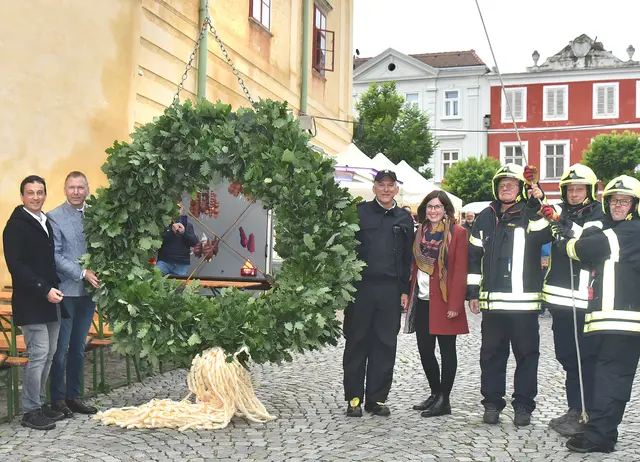 Feierlicher Auftakt: Die Retzer Feuerwehr zieht den Heurigenbuschen hoch. | Foto: Herbert Schleich