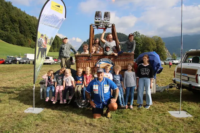 Die Kinder unterstützten Müllner mit vereinten Kräften.