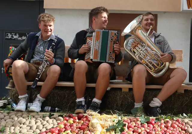 Auf einigen festlich gestalteten Wägen wurde musiziert | Foto: Tatschl