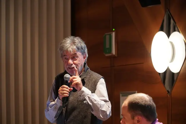 Transitrebell Fritz Gurgiser hob in der Verkehrsfrage mahnend den Finger: "Es reicht!" | Foto: MeinBezirk/Günther Reichel