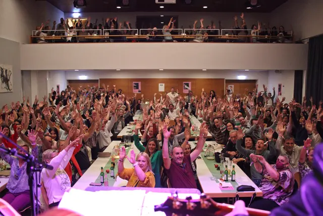Bluatschink Toni Knittel hatte das Publikum unter Kontrolle und somit bei der Mitmach-Stimmungsrunde alle Hände in der Höhe.