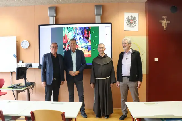 Lehrer Harald De Zottis, Direktor P. Volker Stadler, Franz Mariacher (Tigewosi) und Bgm. Christian Margreiter freuen sich über die neue digitale Schultafel. | Foto: Kendlbacher