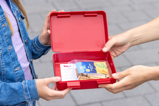 Die Tirol Jausenbox wurde mit bio-basierten Reststoffen hergestellt und ist heuer mit Bio-Grissini aus Tiroler Rohstoffen gefüllt. | Foto: Lebensraum Tirol Gruppe