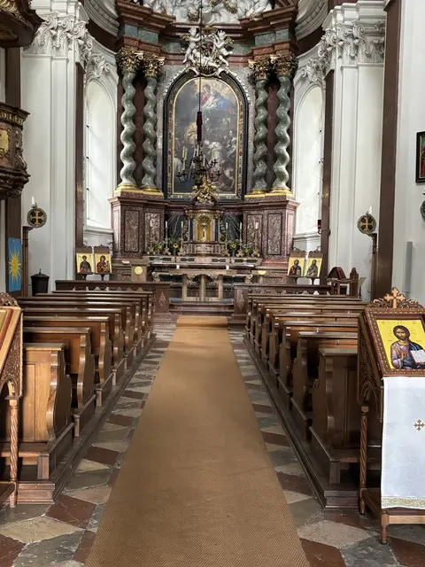 Das Innere der Pfarrkirche St. Erhard präsentiert sich als überkuppelter Zentralraum mit einer querliegenden Vorhalle und drei Altarkonchen. | Foto: Schrofner
