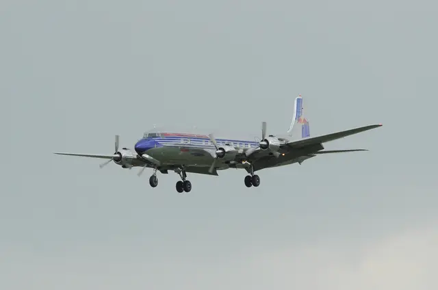 Die Maschine „Douglas DC-68“, die zur Flotte der „Flying Bulls“ gehört, wurde über den Dächern Wiens am Sonntagnachmittag gesichtet. (Archiv) | Foto: Kalousek Rostislav / CTK / picturedesk.com
