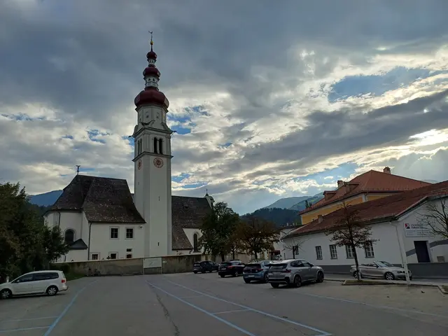 Eine Pkw-Lenkerin verlor bei Kematen die Kontrolle über ihr Fahrzeug, touchierte Gegenstände und rutschte schließlich in ein parkendes Auto. | Foto: Jordan