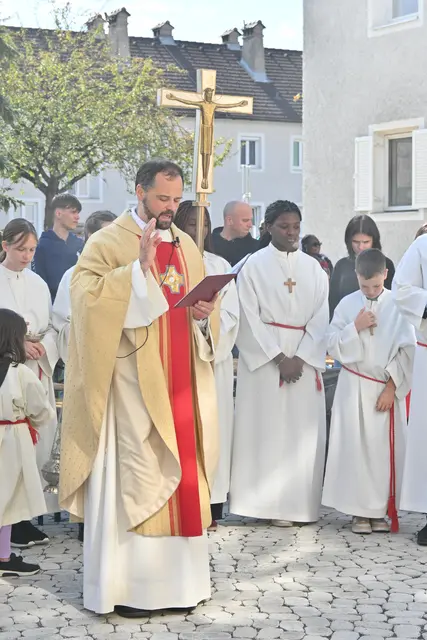 Pfarrer Johannes Hohenwarter OPraem segnete den neuen Vorplatz der Kirche. | Foto: Königer