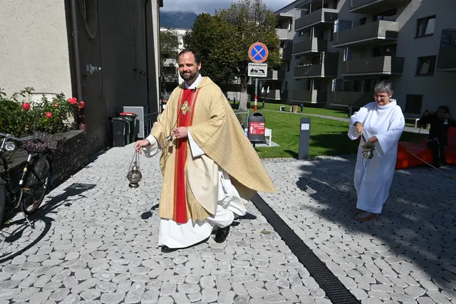 Einmal um die Kirche herum, wurde der Segen verteilt. | Foto: Königer