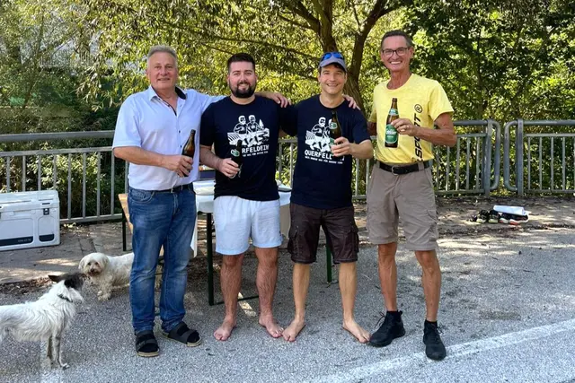 Bier und Stelze als Labung - Roland Wimmer (l.) und Michael Meißl (r.) sorgten für neue Energie nach der Gusendurchquerung. | Foto: Schwab/Raferzeder