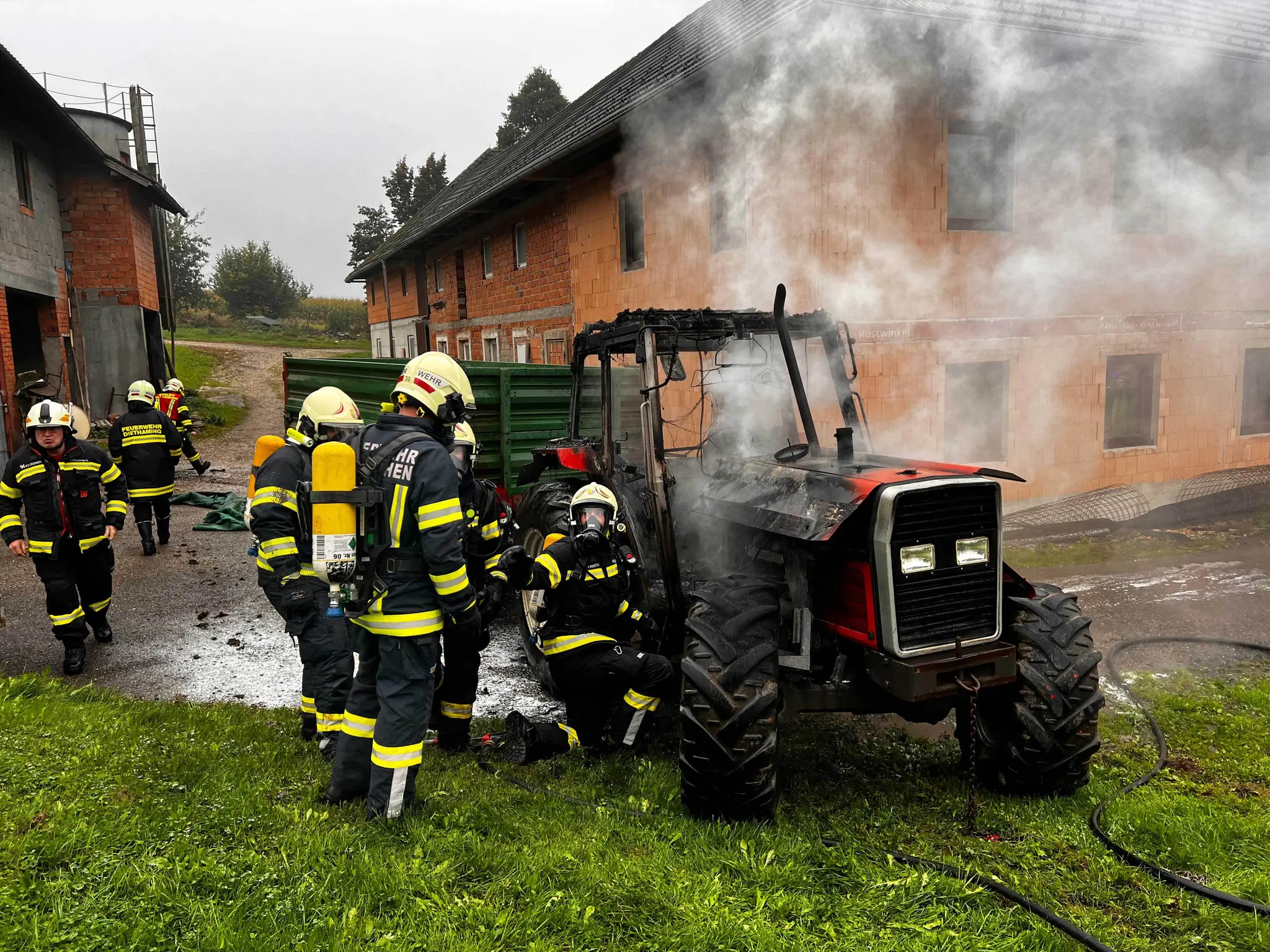Laakirchner Feuerwehren im Einsatz: Traktor in Vollbrand - Salzkammergut