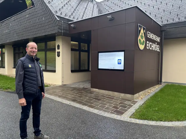Bürgermeister Heinz Konrad und seine Mitarbeiterinnen und Mitarbeiter der Verwaltung sind in das neue Gemeindeamt umgezogen. | Foto: MeinBezirk/Heimo Potzinger