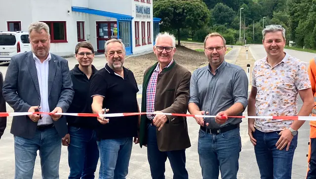 Peter Handlos (l.) und Michael Spörker (2.v.r.) bei der Eröffnung des neuen Gehwegs in der St. Oswalder Ortschaft Am Anger. | Foto: Gemeinde St. Oswald
