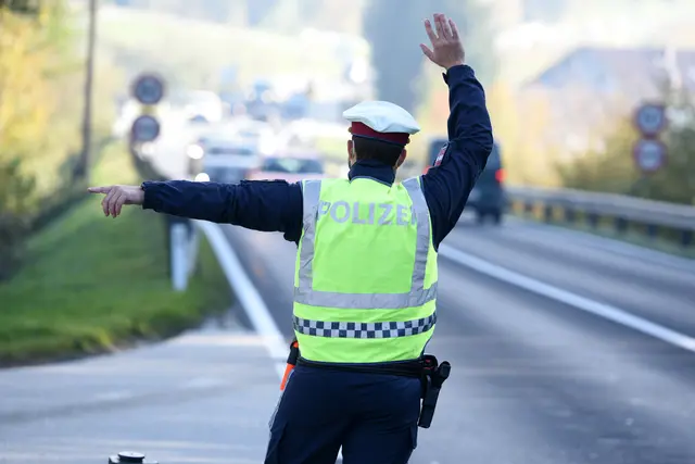 Die Polizisten kontrollierten 157 Fahrzeuglenker (Symbolfoto) | Foto: stock.adobe.com/Spitzi-Foto