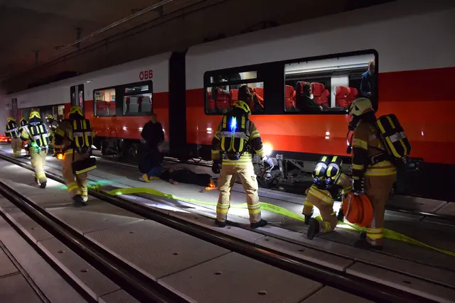 Fast 500 Einsatzkräfte nahmen an der Übung im Flughafentunnel teil. | Foto: Buchgraber, BFVGU