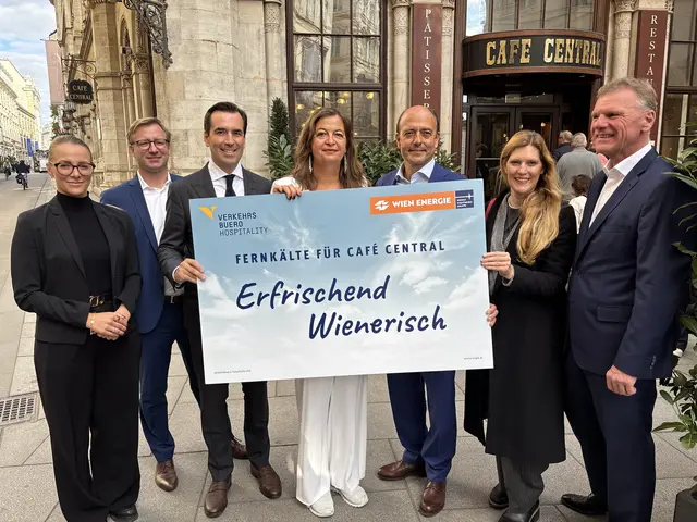 Martin Winkler, Vorstandsvorsitzender der Österreichischen Verkehrsbüro AG (3.v.l.), Stadträtin Ulli Sima (Mitte), Neos Enierge-Sprecher Stefan Gara (3.v.r.) und Wien-Energie-Chef Michael Strebl (r.) | Foto: Fabian Franz/MeinBezirk