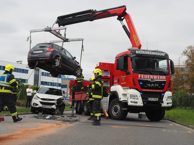 Die Straße im Betriebsgebiet war für die Dauer der Bergungsarbeiten gesperrt. | Foto: FF Biedermannsdorf