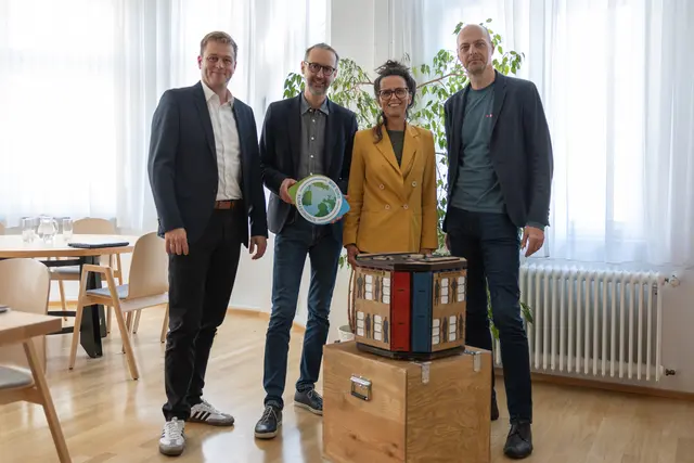 Im Bild (v.l.): Landesrat Stefan Kaineder, Klimabündnis-Geschäftsführer Norbert Rainer, Susanne Steckerl (She:Works) und Christian Kdolsky (Zukunftsallianz).  | Foto: Land OÖ/Charlotte Guggenberger