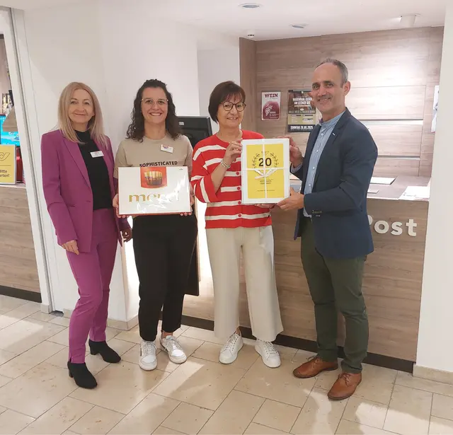 Silke Monetti, Daniela Wiesinger und Ursula Oberndorfer mit Josef Leherbauer. | Foto: Österreichische Post