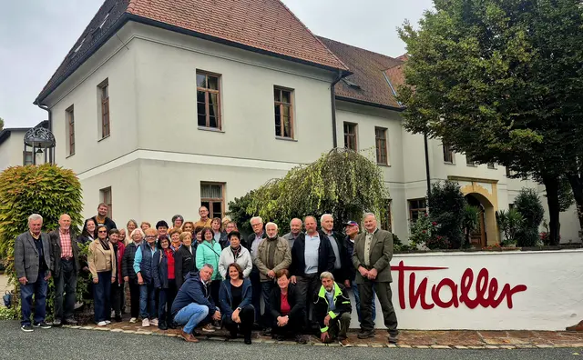 Die Teilnehmenden des Ausflugs vor dem Weinschloss Thaller in Maierhofen | Foto: Holzmann, Resez