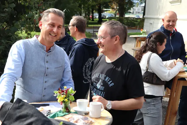 Schatzmeister Daniel Gerhold und Pfarrer László László im Gespräch | Foto: Gerhard Langmann