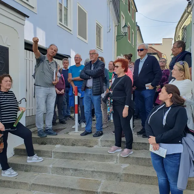 Viele Besucher:innen folgten in Enns den GehDenkSpuren und hörten bewegende Zeugnisse aus der NS-Zeit. | Foto: MK Enns