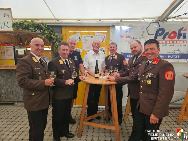 Abschnittsfeuerwehrkommandant-Stellvertreter  Abschnittsbrandinspektor Karl Böhm, Bezirksfeuerwehrkommandant-Stellvertreter Brandrat Hannes Holzer, Ehrenoberverwalter Heinrich Mechtler sen. FF-Ernstbrunn, Altbürgermeister und Ehrenabschnittsbrandinspektor Horst Gangl FF-Ernstbrunn, Bezirksfeuerwehrkommandant des Bezirkes Hollabrunn Landesfeuerwehrrat Alois Zaussinger, Kommandant-Stellvertreter Oberbrandinspektor Roman Meisel und Kommandant Hauptbrandinspektor Mario Liebhart FF-Ernstbrunn | Foto: Christian Ludwig