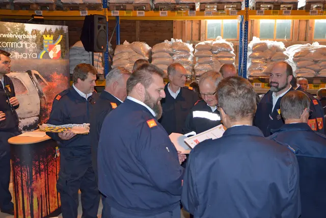 Auszeichnung der Feuerwehrmitglieder | Foto: BFK WT/St. Mayer
