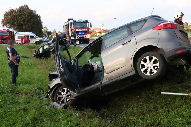 Zwei Pkw landen nach einer Kollision in Sattledt im Straßengraben. | Foto: laumat.at