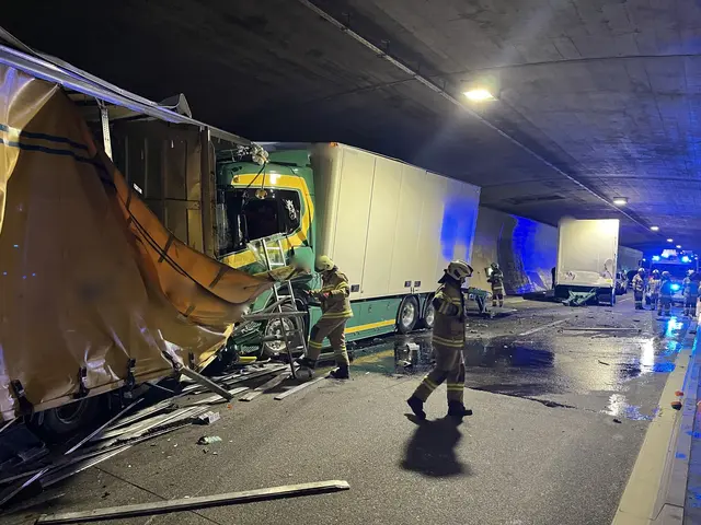 Nächtlicher Feuerwehreinsatz in der Nacht auf Montag nach einem Lkw-Auffahrunfall im Tauerntunnel. | Foto: Freiwillige Feuerwehr Zederhaus