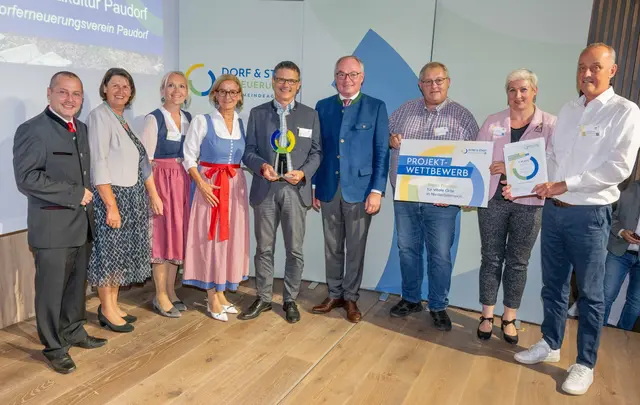 v.li.n.re.: Geschäftsführer der Dorf- und Stadterneuerung Mag. Johannes Wischbart, Obfrau der Dorf- und Stadterneuerung Maria Forstner, Vizebürgermeisterin v. Paudorf Claudia Monihart, Landeshauptfrau von Niederösterreich Mag.a Johanna Mikl-Leitner, Bürgermeister v. Paudorf Martin Rennhofer, Landeshauptfrau-Stellvertreter Dr. Stephan Pernkopf, Obmann-Stellvertreter Dorferneuerungsverein sowie Geschäftsführender Gemeinderat v. Paudorf Paul Fink, Mag. Rita Starkl, Obmann Dorferneuerungsverein Paudorf DI Christian Lampl | Foto: Dorf und Stadterneuerung