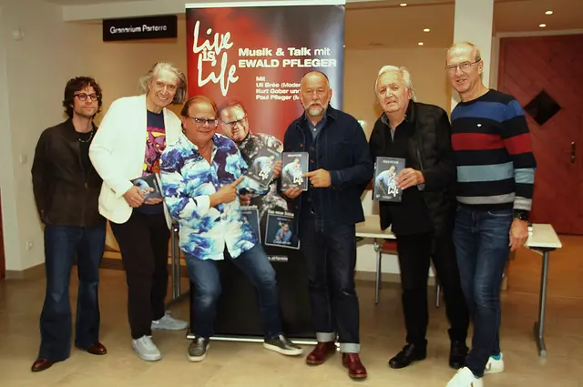Paul Pfleger, Intendant Gerhard Krammer, Buchautor Ewald Pfleger, Moderator Uli Brée, Kurt Gober und Eventmanager Werner Glösl bei der Lesereise mit Musik und Buchpräsentation "Live is Life" im Granarium der Burg Schlaining.  | Foto: Peter Seper