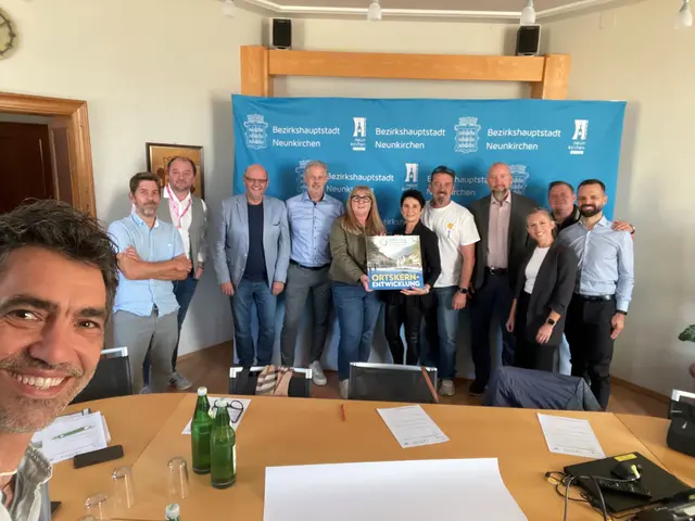 Alexander Kuhness, (Marijan Raunikar (beide Begleitung Dorf-, und Stadterneuerung), Wolfgang Kessler (Immobilieneigentümer), Johannes Benda (Grüne), Günter Kautz (SPÖ), Bürgermeisterin Klaudia Osztovics, Sandra Schöpf (Anrainerin und Unternehmerin), Christian Schicker (Gastwirt), Vizebürgermeister Marcus Berlosnig (FPÖ), Stefanie Tomrle (VP), Thomas Osterbauer (Verein Aktive Wirtschaft) und Stadtrat Armin Zwazl.  | Foto: Stadtgemeinde Neunkirchen